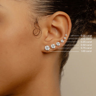 Boucles d'oreilles Clous en or jaune 10 kt avec zircons, vue 2