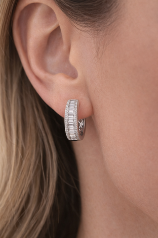 Boucles d'oreilles Huggies en or blanc 18 kt avec diamants, vue 3