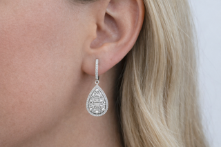 Boucles d'oreilles Huggies Gouttes en or blanc 18 kt avec, vue 3