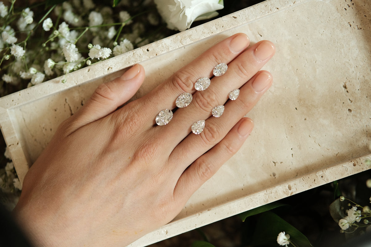 Main présentant sept diamants — Bijouterie Véronneau