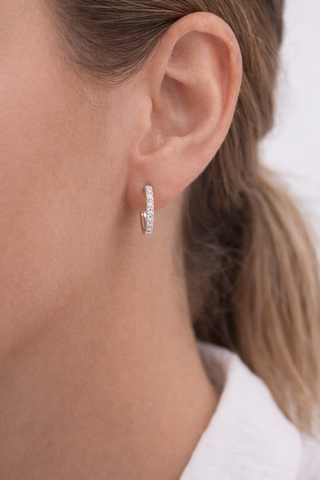 Boucles d'oreilles Huggies en or blanc 14 kt avec diamants, vue 3