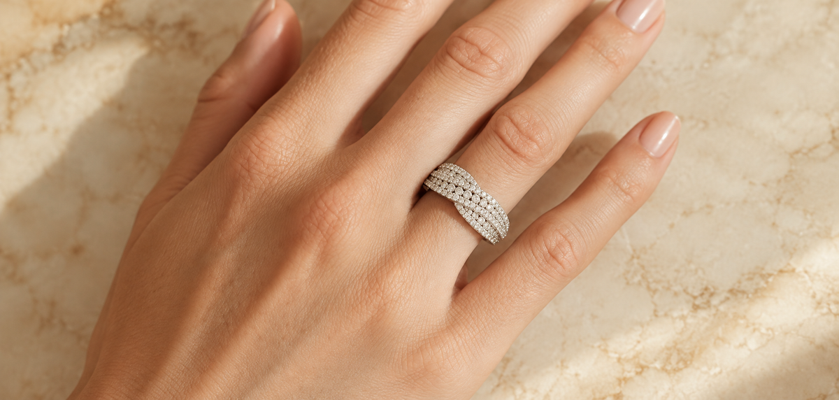 Bague sertie de diamants portée sur une main, sur pierre ivoire